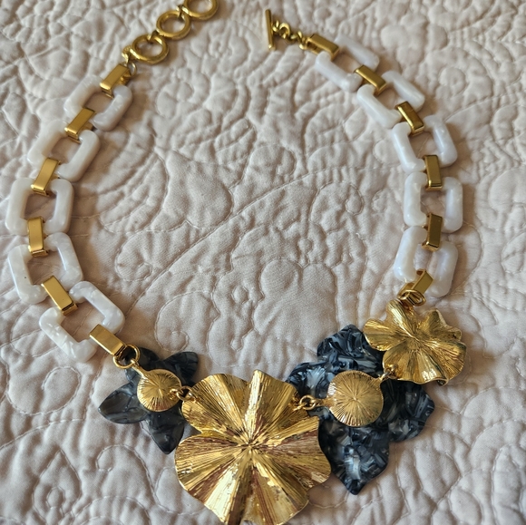 Elegant floral statement necklace - Picture 3 of 3